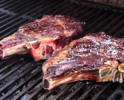 UN CHULETÓN AL DÍA PODRÍA SER TAN BUENO PARA AL CORAZÓN COMO DEJAR DE BEBER Y FUMAR
